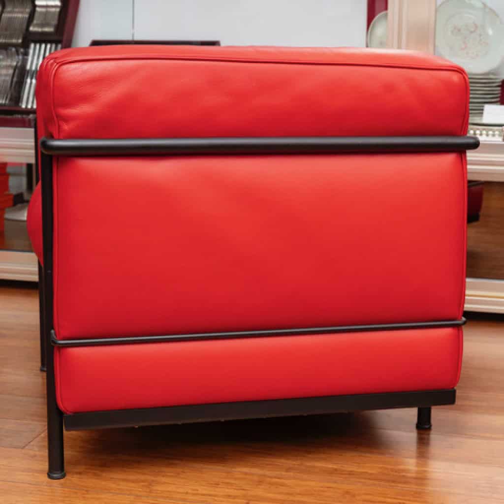 LE CORBUSIER ET PIERRE JEANNERET : Fauteuil « LC2 » cuir rouge 13