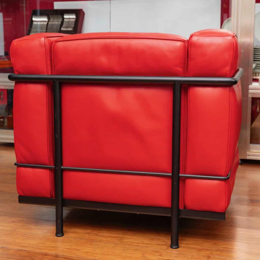 LE CORBUSIER ET PIERRE JEANNERET : Fauteuil « LC2 » cuir rouge 10