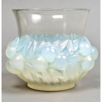 1930 René Lalique – Vase Prunes Verre Opalescent Patiné Bleu 1930 René Lalique – Vase Prunes Verre Opalescent Patiné Bleu