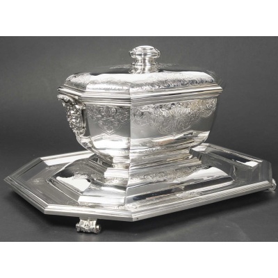 ORFEVRE BOIN TABURET – Terrine couverte et son présentoir en argent massif XIXe ORFEVRE BOIN TABURET – Terrine couverte et son présentoir en argent massif XIXe