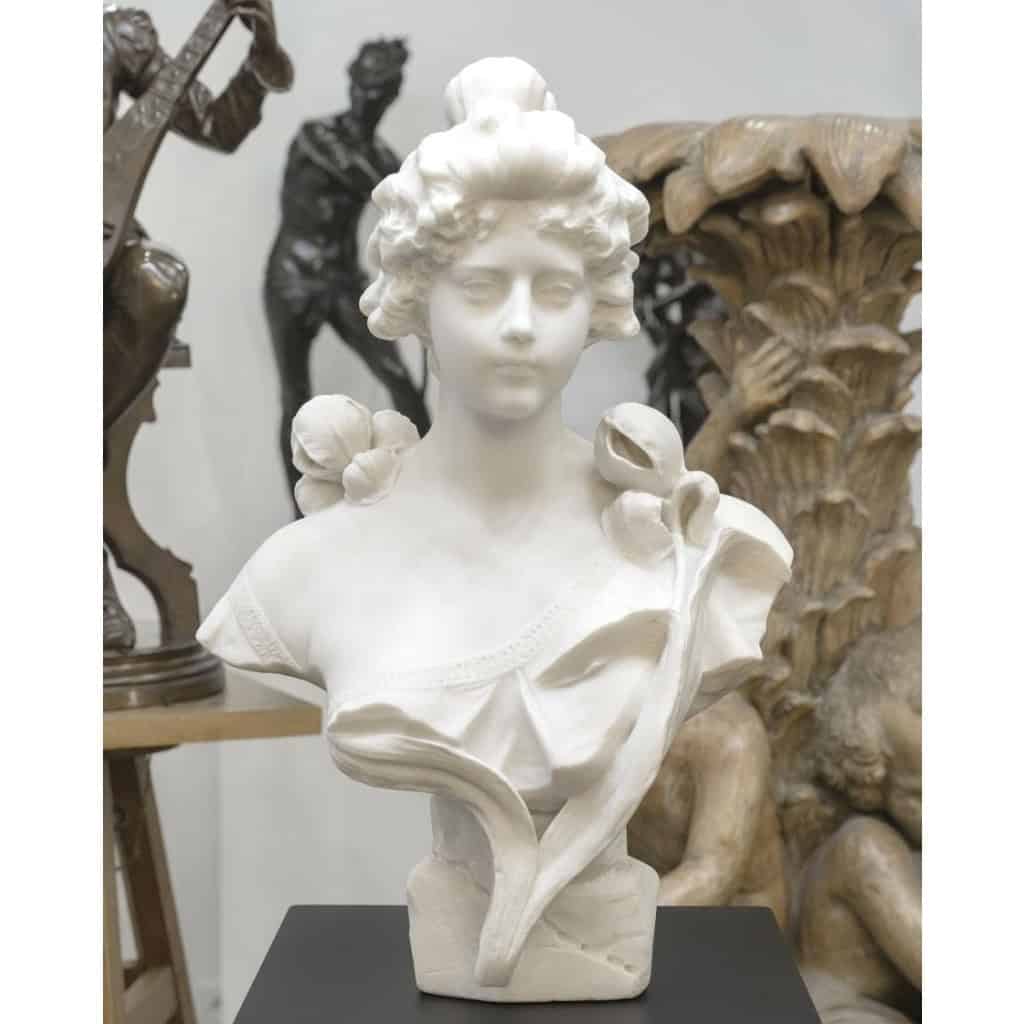 Sculpture – Buste De Jeune Femme Aux Fleurs , Vittorio Pochini (1860-1908) – Marbre 3