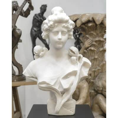 Sculpture – Buste De Jeune Femme Aux Fleurs , Vittorio Pochini (1860-1908) – Marbre