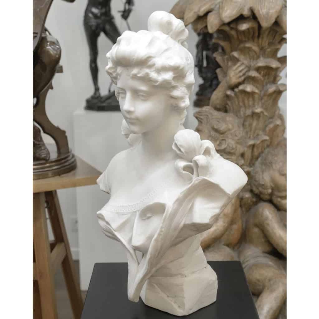 Sculpture – Buste De Jeune Femme Aux Fleurs , Vittorio Pochini (1860-1908) – Marbre 4