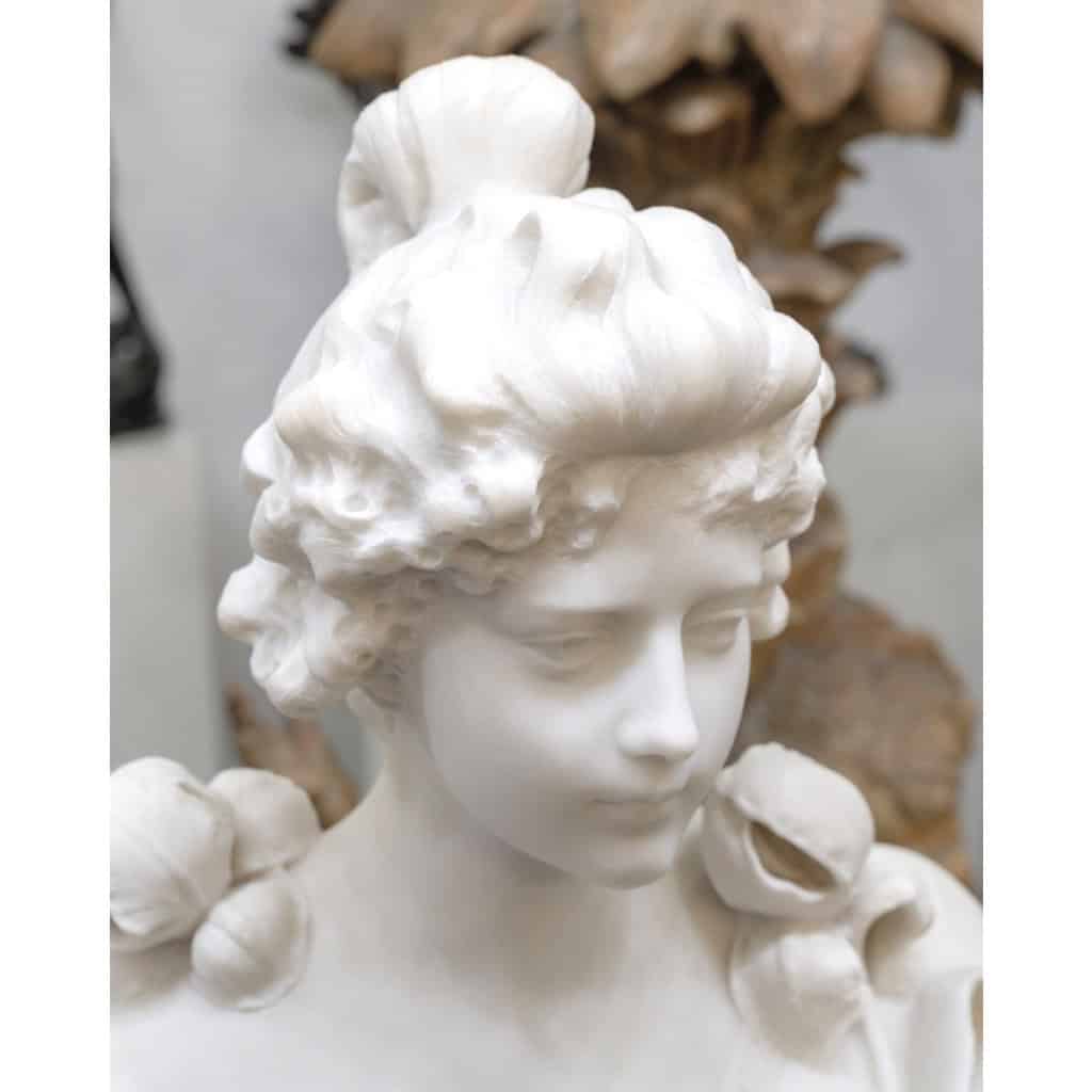 Sculpture – Buste De Jeune Femme Aux Fleurs , Vittorio Pochini (1860-1908) – Marbre 10