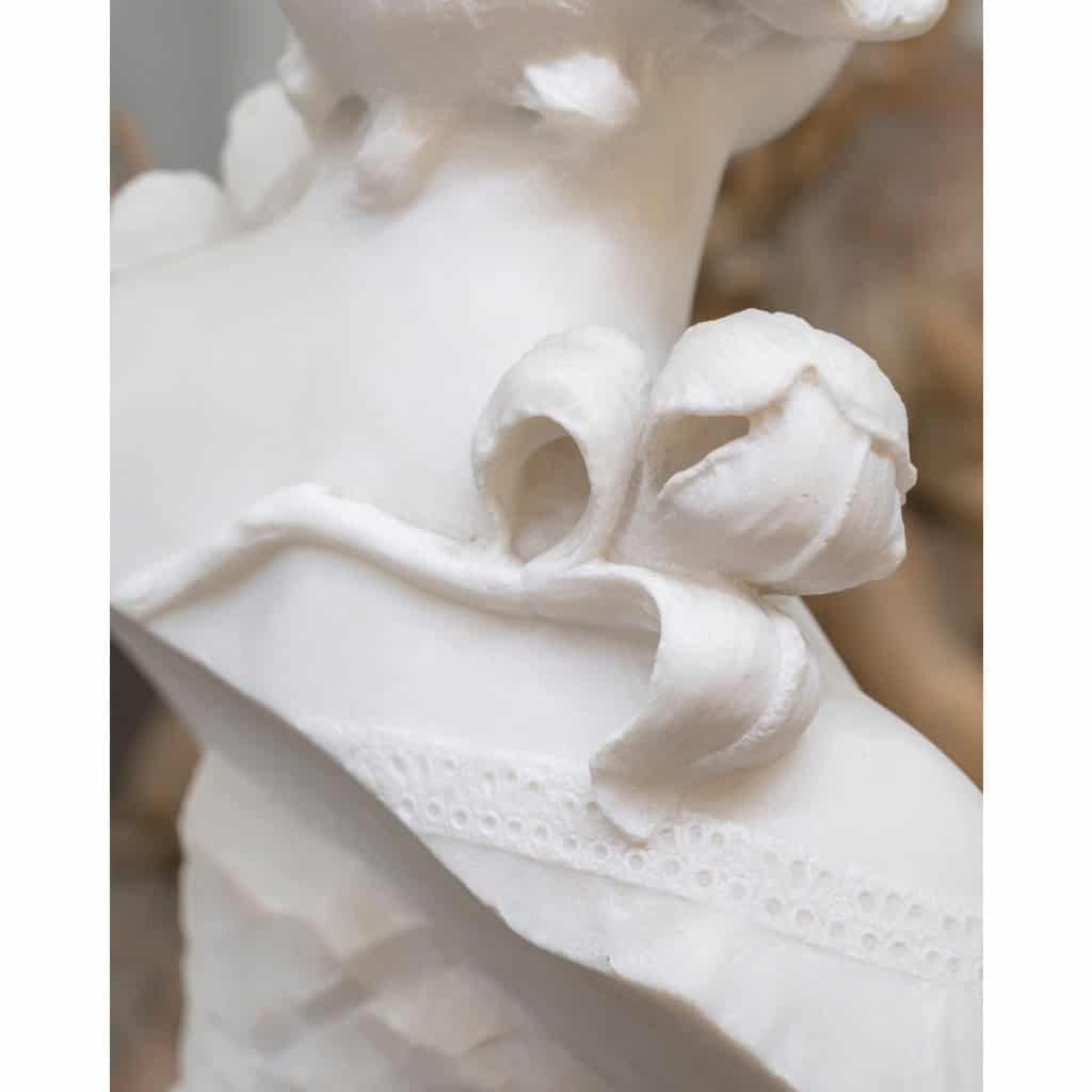 Sculpture – Buste De Jeune Femme Aux Fleurs , Vittorio Pochini (1860-1908) – Marbre 9