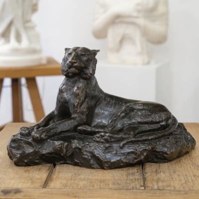 Sculpture – Le Tigre Couché , François Auguste Hippolyte Peyrol (1856-1929) – Bronze