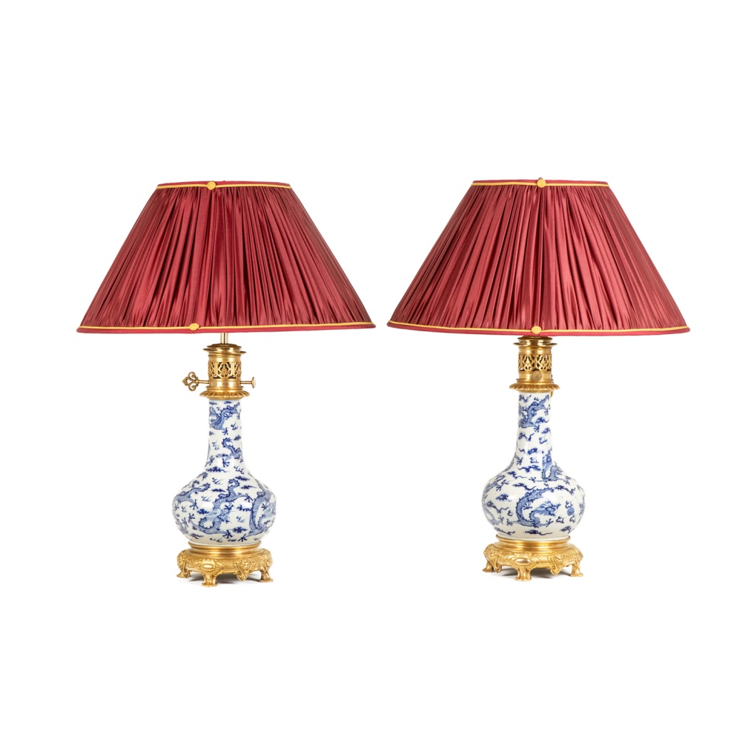 Paire de lampes en porcelaine décor dragon, bronze doré. Circa 1880 3