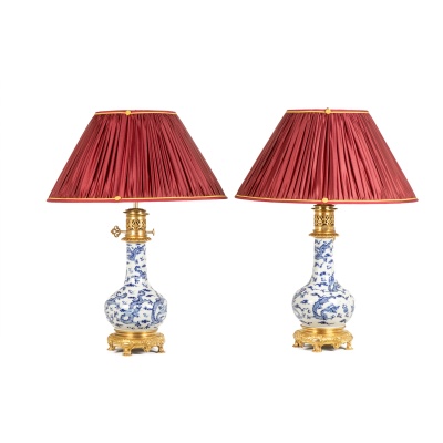 Paire de lampes en porcelaine décor dragon, bronze doré. Circa 1880 Paire de lampes en porcelaine décor dragon, bronze doré. Circa 1880