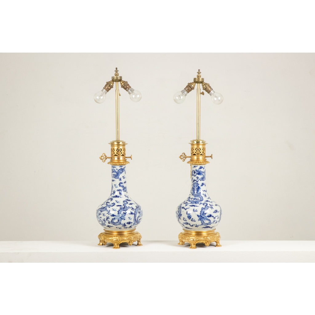 Paire de lampes en porcelaine décor dragon, bronze doré. Circa 1880 4