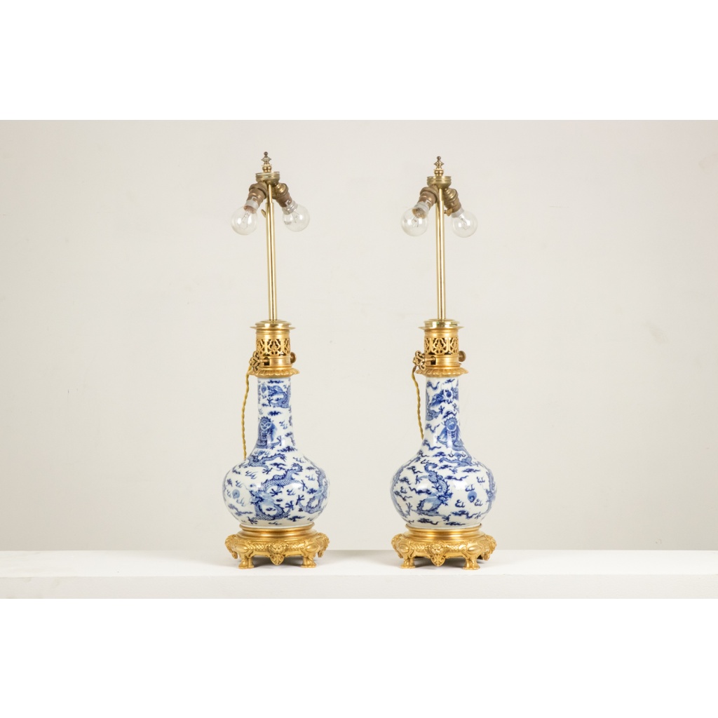 Paire de lampes en porcelaine décor dragon, bronze doré. Circa 1880 5
