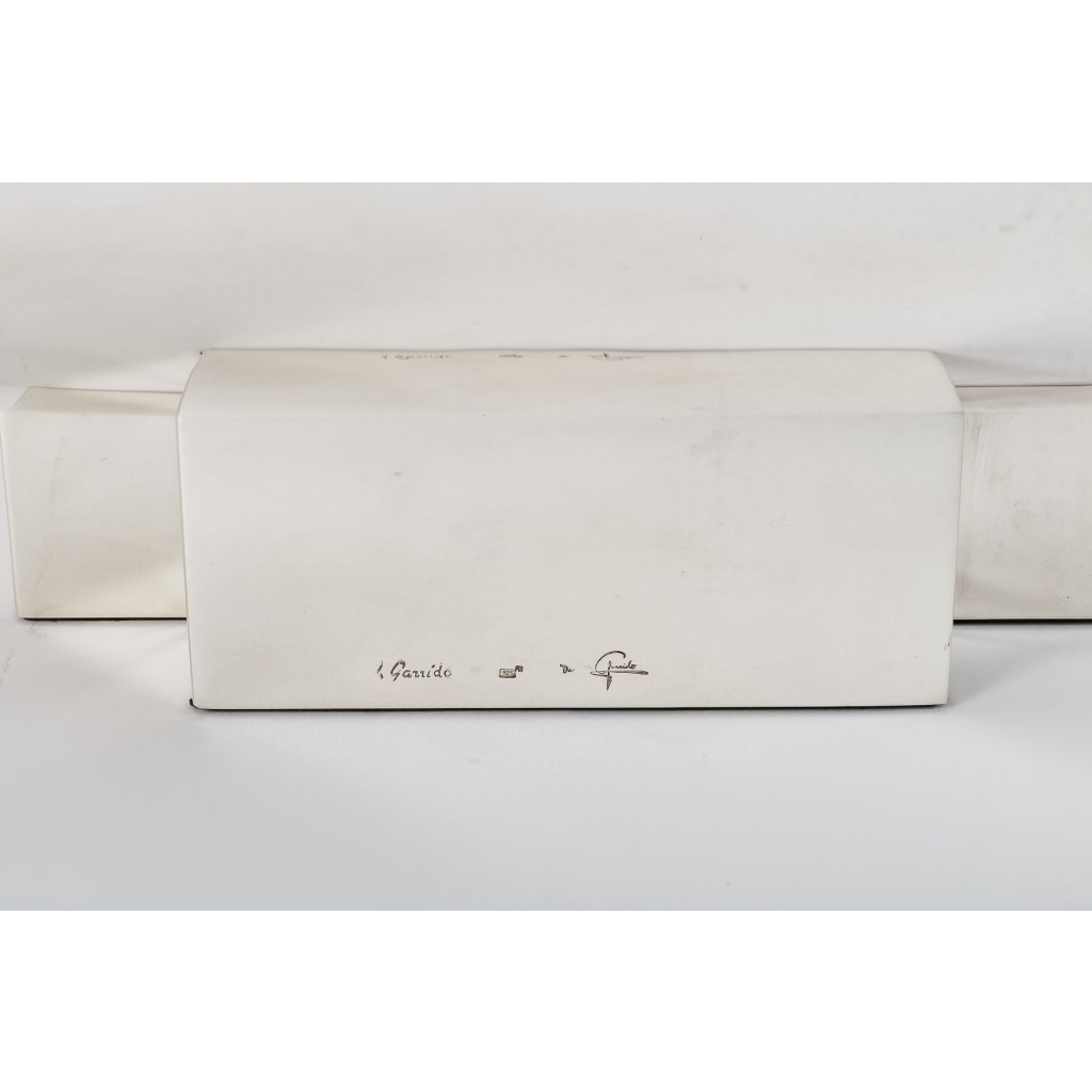 orfevre D. GARRIDO – CENTRE DE TABLE CARRE EN ARGENT MASSIF XXe 6 orfevre D. GARRIDO – CENTRE DE TABLE CARRE EN ARGENT MASSIF XXe 6