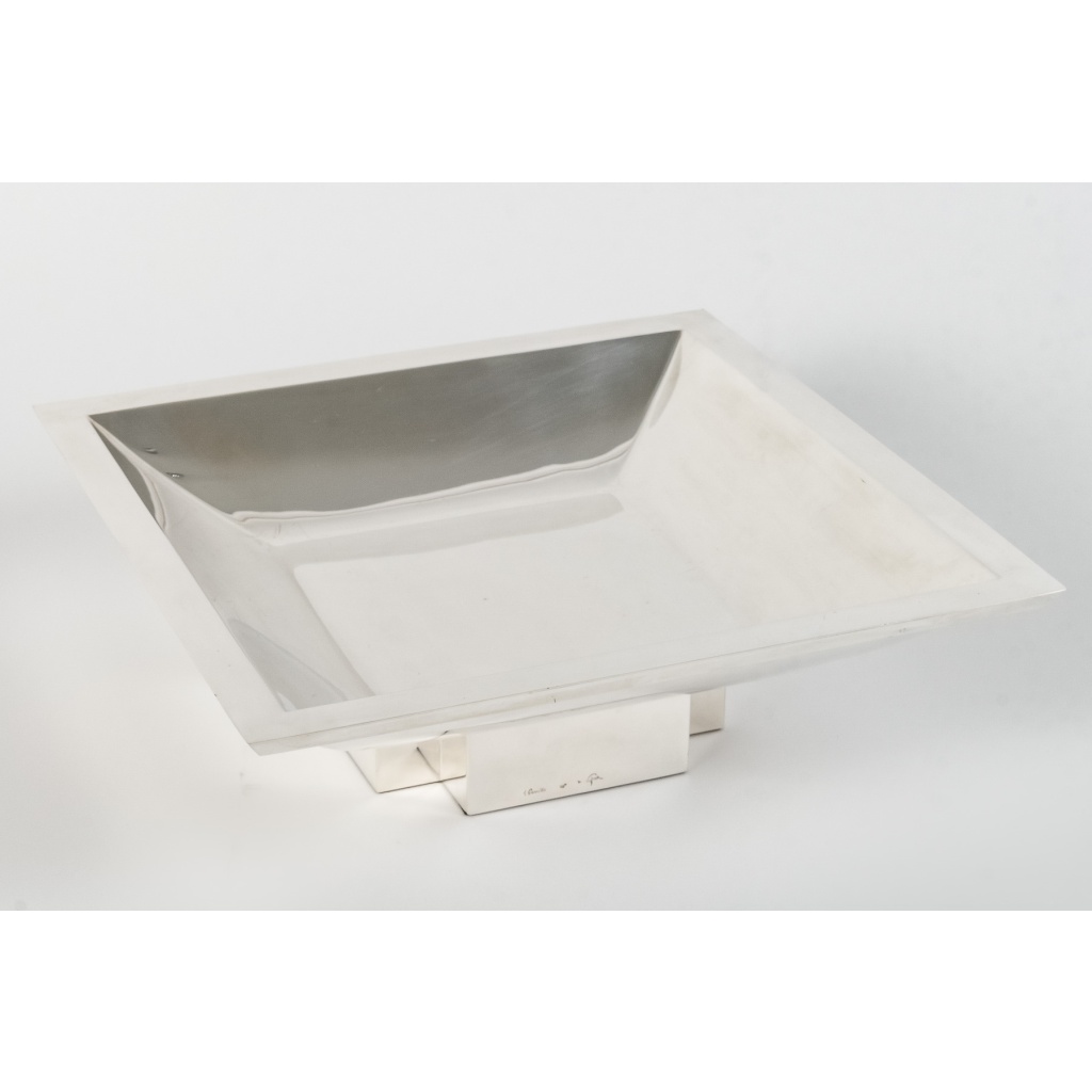 orfevre D. GARRIDO – CENTRE DE TABLE CARRE EN ARGENT MASSIF XXe 13 orfevre D. GARRIDO – CENTRE DE TABLE CARRE EN ARGENT MASSIF XXe 13