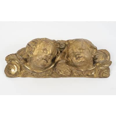 Paires d’anges en bois sculpté et doré à la feuille d’or – D’époque 17ème Paires d’anges en bois sculpté et doré à la feuille d’or – D’époque 17ème