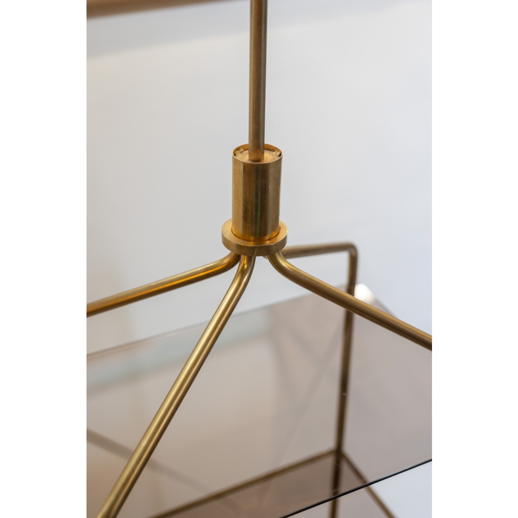 Etagère auto-portante en laiton doré et plateaux de verre fumé. Années 70 12