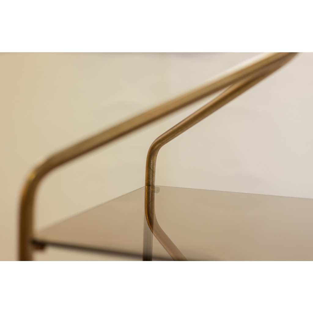 Etagère auto-portante en laiton doré et plateaux de verre fumé. Années 70 13