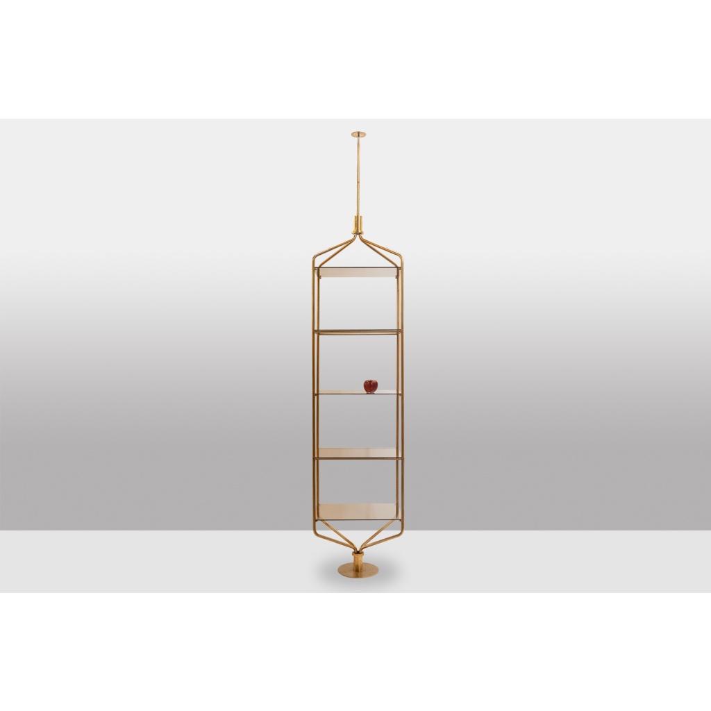 Etagère auto-portante en laiton doré et plateaux de verre fumé. Années 70 5