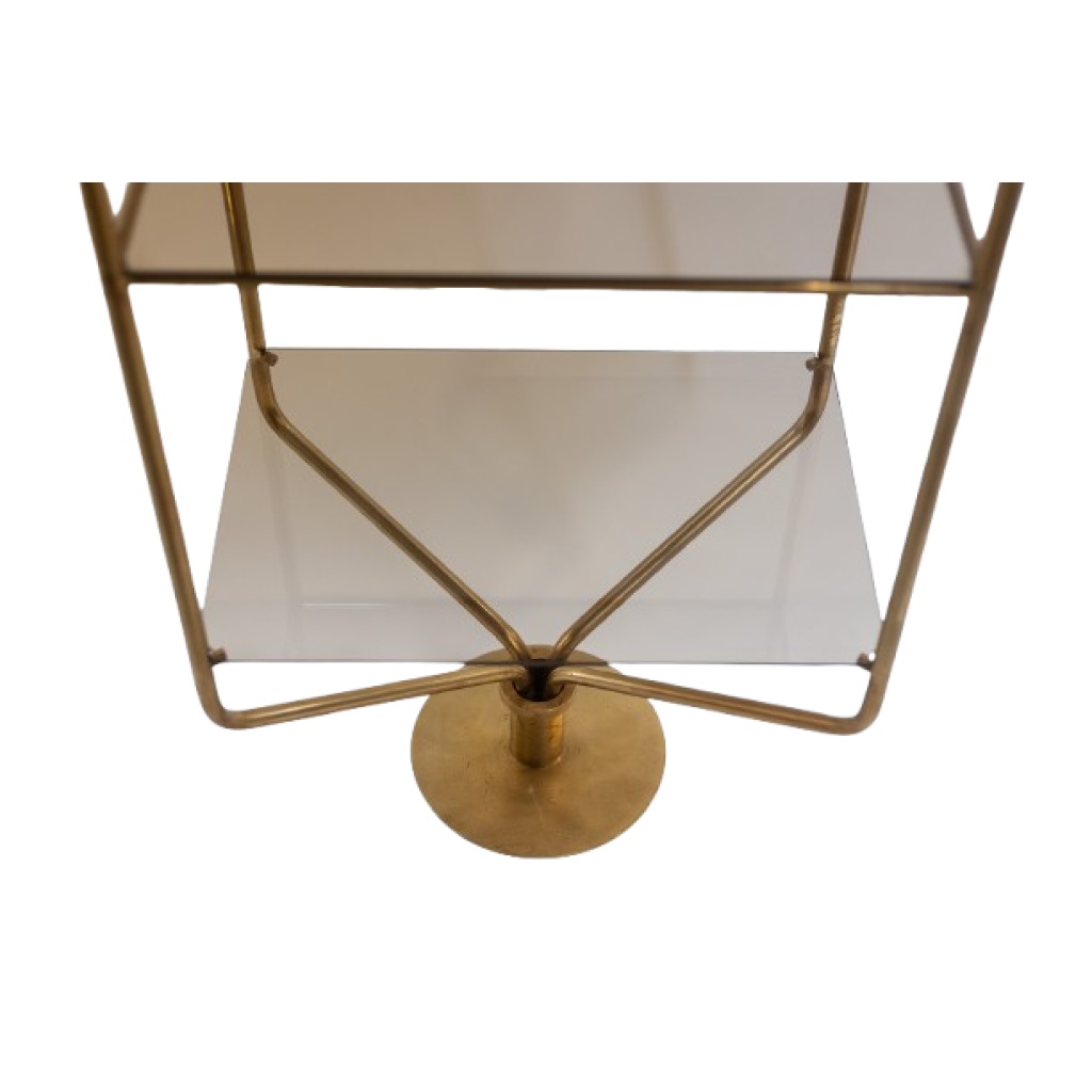 Etagère auto-portante en laiton doré et plateaux de verre fumé. Années 70 6