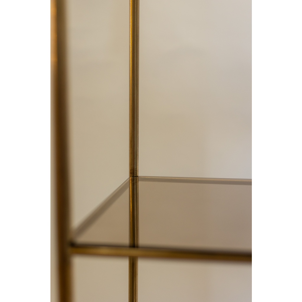 Etagère auto-portante en laiton doré et plateaux de verre fumé. Années 70 9