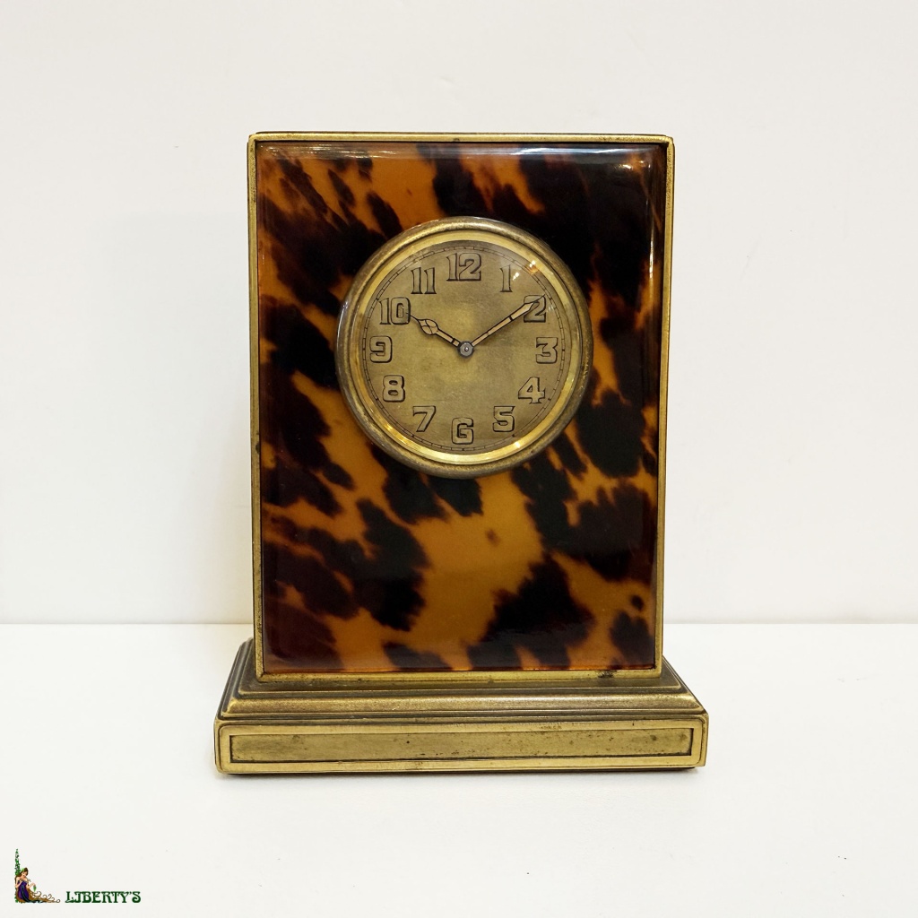 Pendulette en laiton et bois avec décor écaille de Goldchmidt & Fils, haut. 13 cm (Deb. XXe) 3