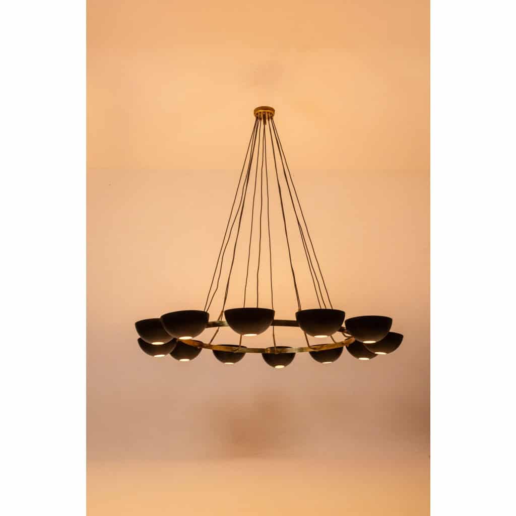 Lustre à 12 lumières en laiton patiné et métal laqué noir. Contemporain 4