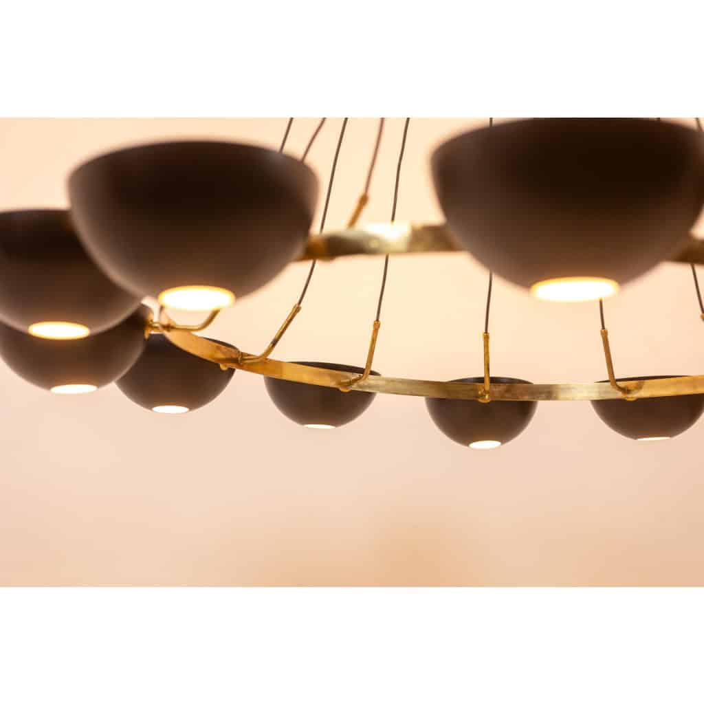 Lustre à 12 lumières en laiton patiné et métal laqué noir. Contemporain 5