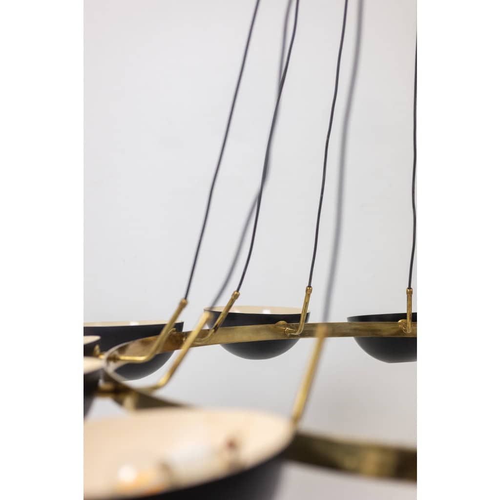 Lustre à 12 lumières en laiton patiné et métal laqué noir. Contemporain 6