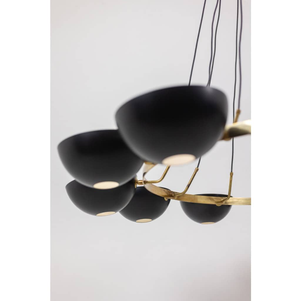 Lustre à 12 lumières en laiton patiné et métal laqué noir. Contemporain 7