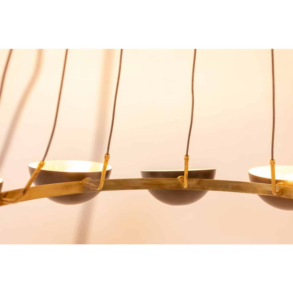 Lustre à 12 lumières en laiton patiné et métal laqué noir. Contemporain 10