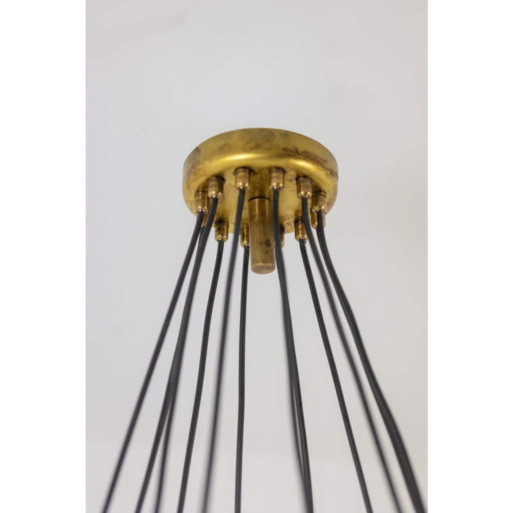 Lustre à 12 lumières en laiton patiné et métal laqué noir. Contemporain 11