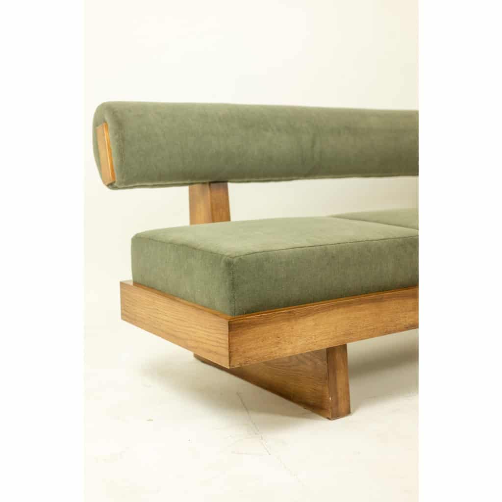 Banquette 3 places en frêne clair et velours de mohair vert. Contemporain 12