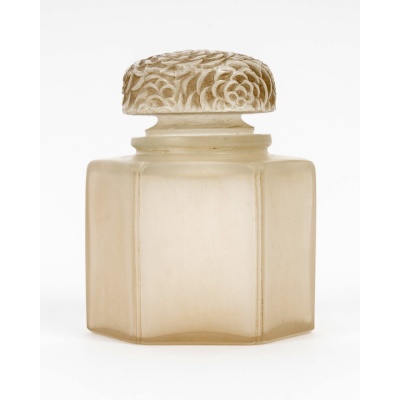 1913 René Lalique – Boîte Pot à Crème Chrysanthème Verre Blanc Patiné Sépia 1913 René Lalique – Boîte Pot à Crème Chrysanthème Verre Blanc Patiné Sépia