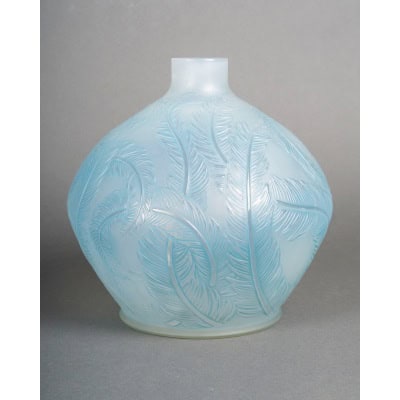 1920 René Lalique – Vase Plumes Verre Opalescent Patiné Bleu 1920 René Lalique – Vase Plumes Verre Opalescent Patiné Bleu