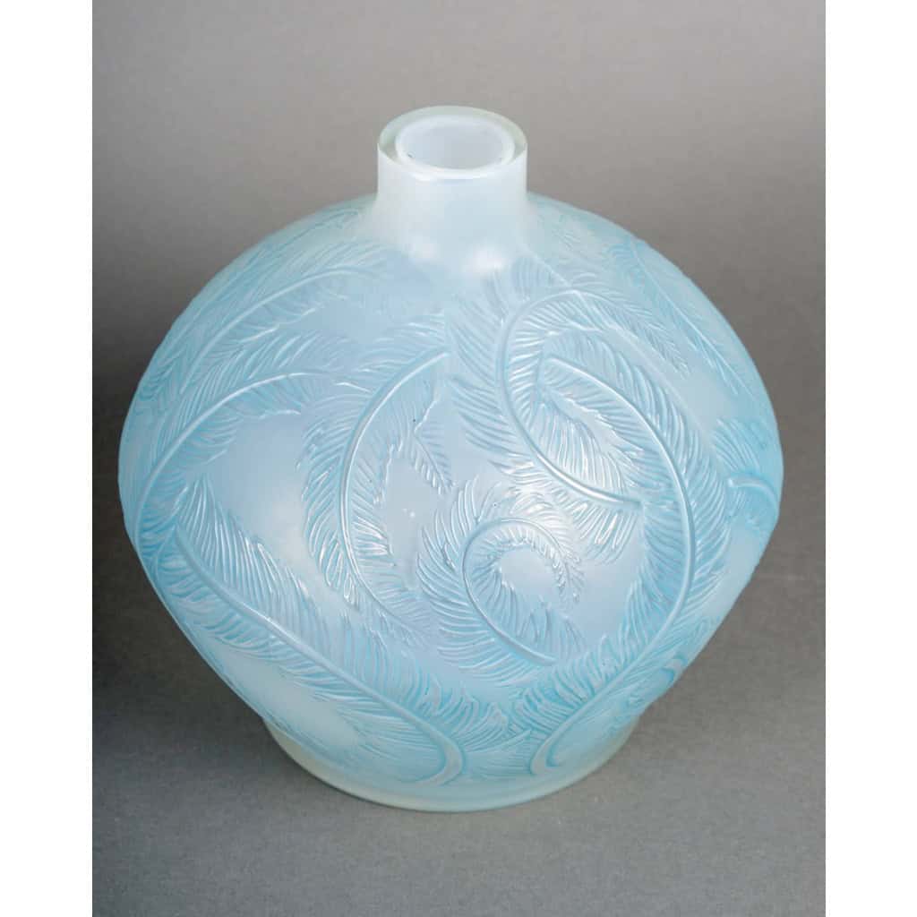 1920 René Lalique – Vase Plumes Verre Opalescent Patiné Bleu 5