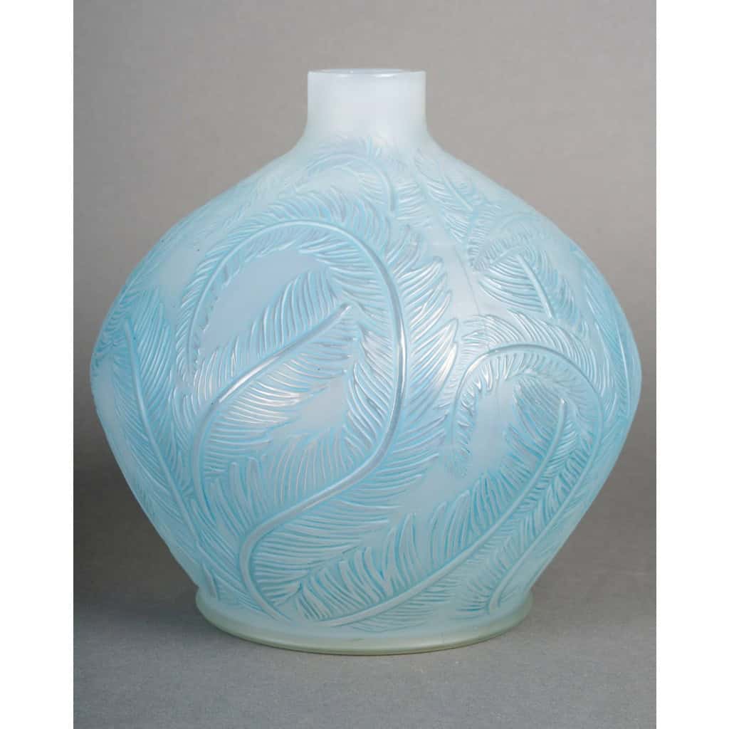 1920 René Lalique – Vase Plumes Verre Opalescent Patiné Bleu 4