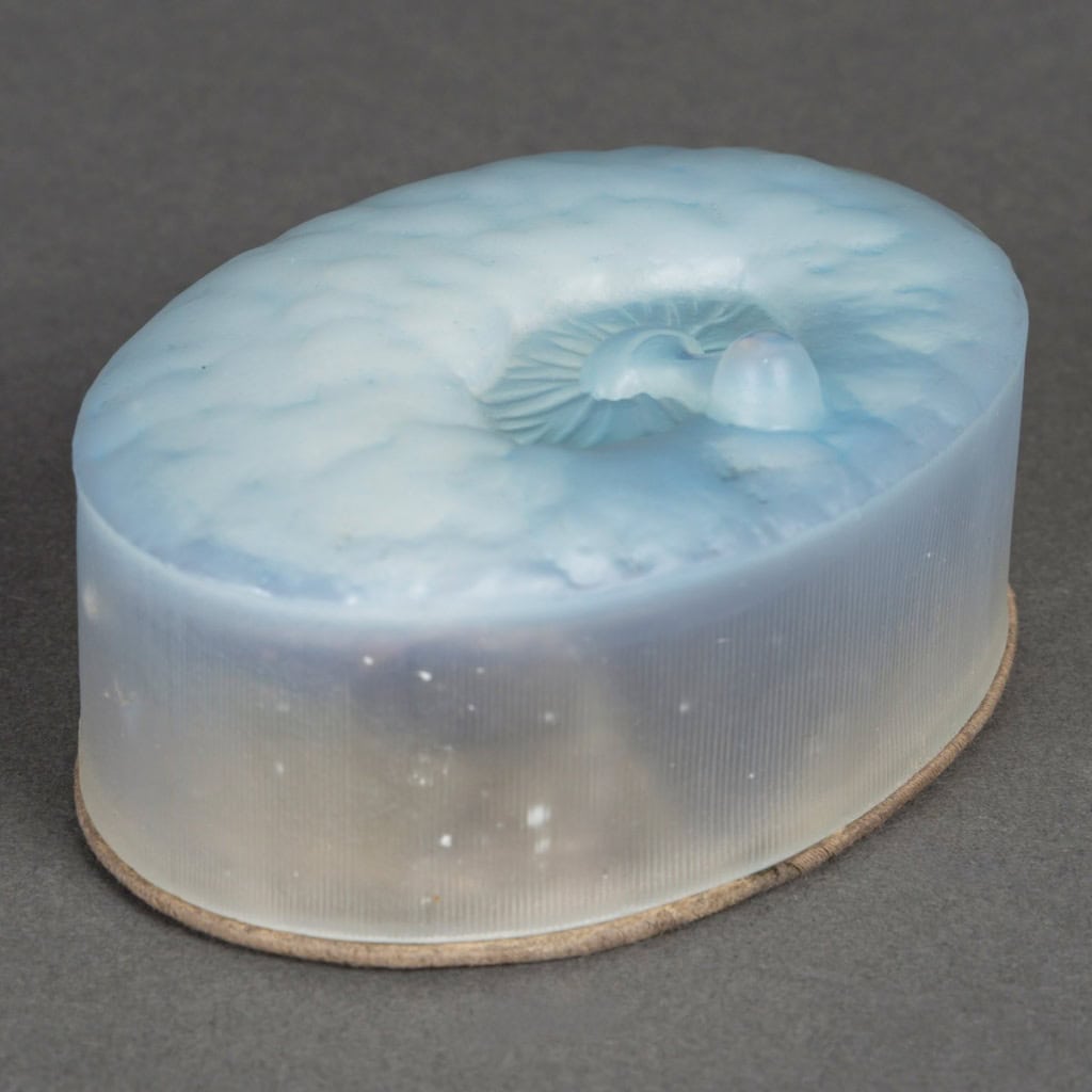 1927 René Lalique – Boîte Corail Rouge Perle Noire Verre Opalescent pour Forvil 3