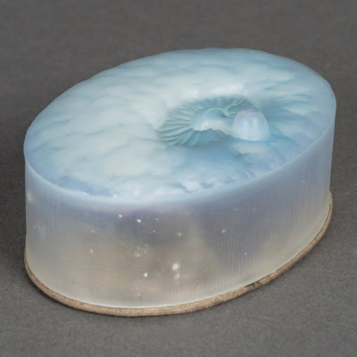 1927 René Lalique – Boîte Corail Rouge Perle Noire Verre Opalescent pour Forvil 1927 René Lalique – Boîte Corail Rouge Perle Noire Verre Opalescent pour Forvil