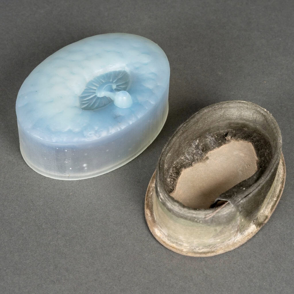 1927 René Lalique – Boîte Corail Rouge Perle Noire Verre Opalescent pour Forvil 5