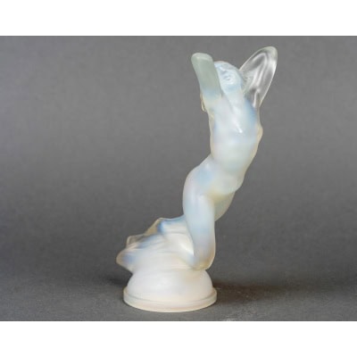 1929 René Lalique – Mascotte Automobile Vitesse Verre Opalescent 1929 René Lalique – Mascotte Automobile Vitesse Verre Opalescent