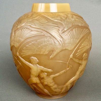 1921 René Lalique – Vase Archers Verre Butterscotch Patiné Sépia 1921 René Lalique – Vase Archers Verre Butterscotch Patiné Sépia
