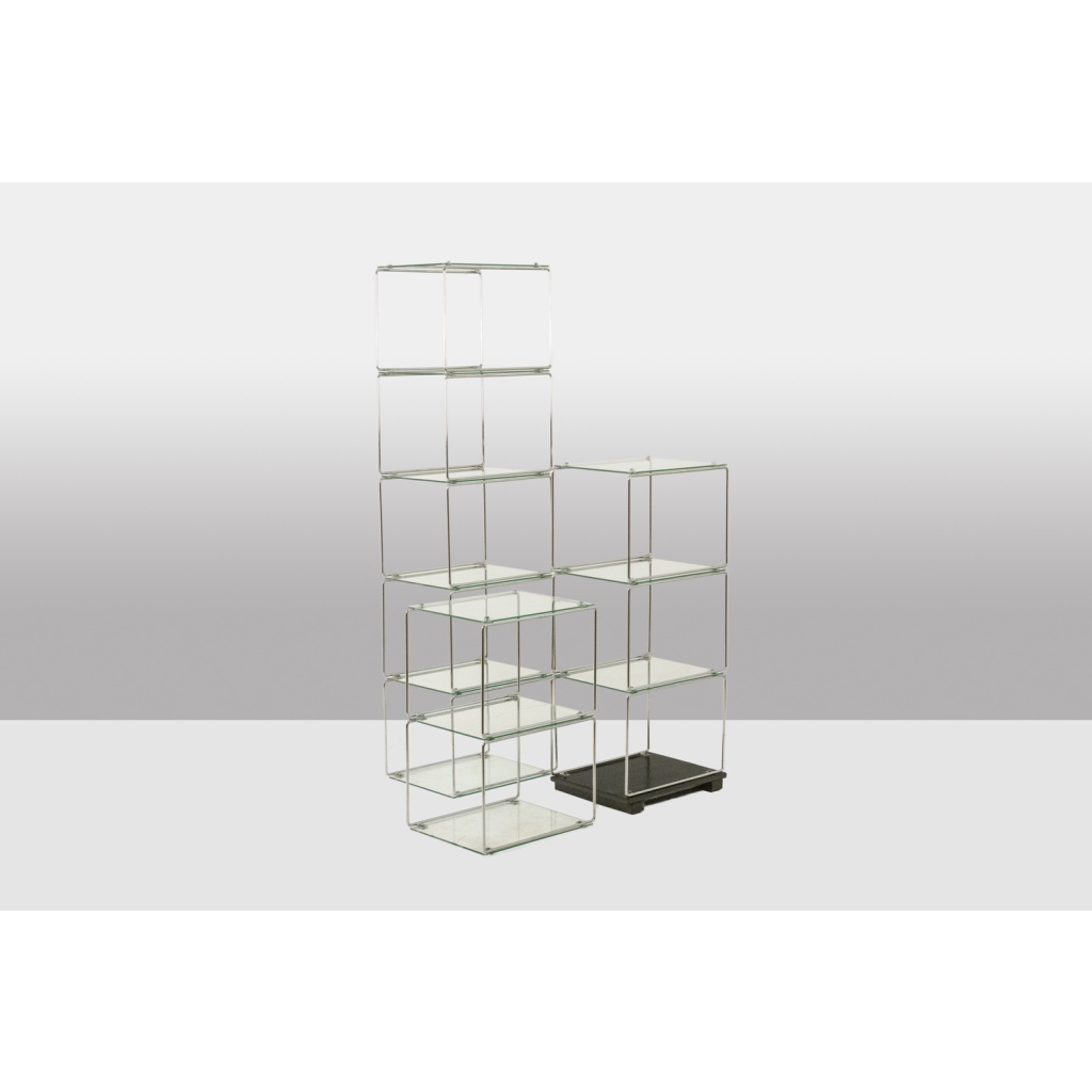 Ensemble de 3 étagères en métal chromé et verre. Années 1970 5