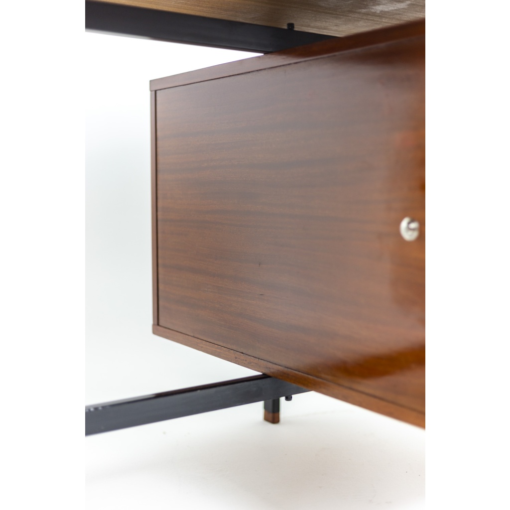 Pierre Guariche, Bureau en acajou et métal laqué, années 1960 10
