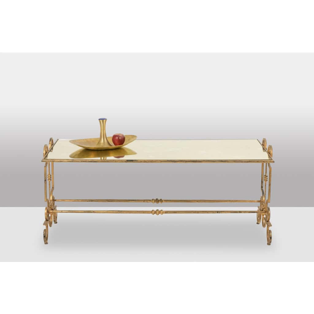 Table basse en fer forgé doré et plateau de verre églomisé. Années 1970 4