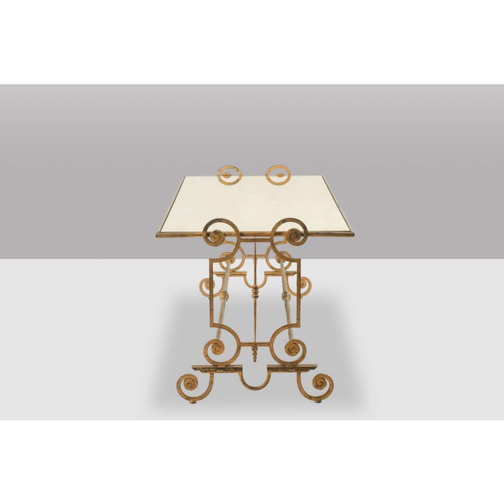 Table basse en fer forgé doré et plateau de verre églomisé. Années 1970 5