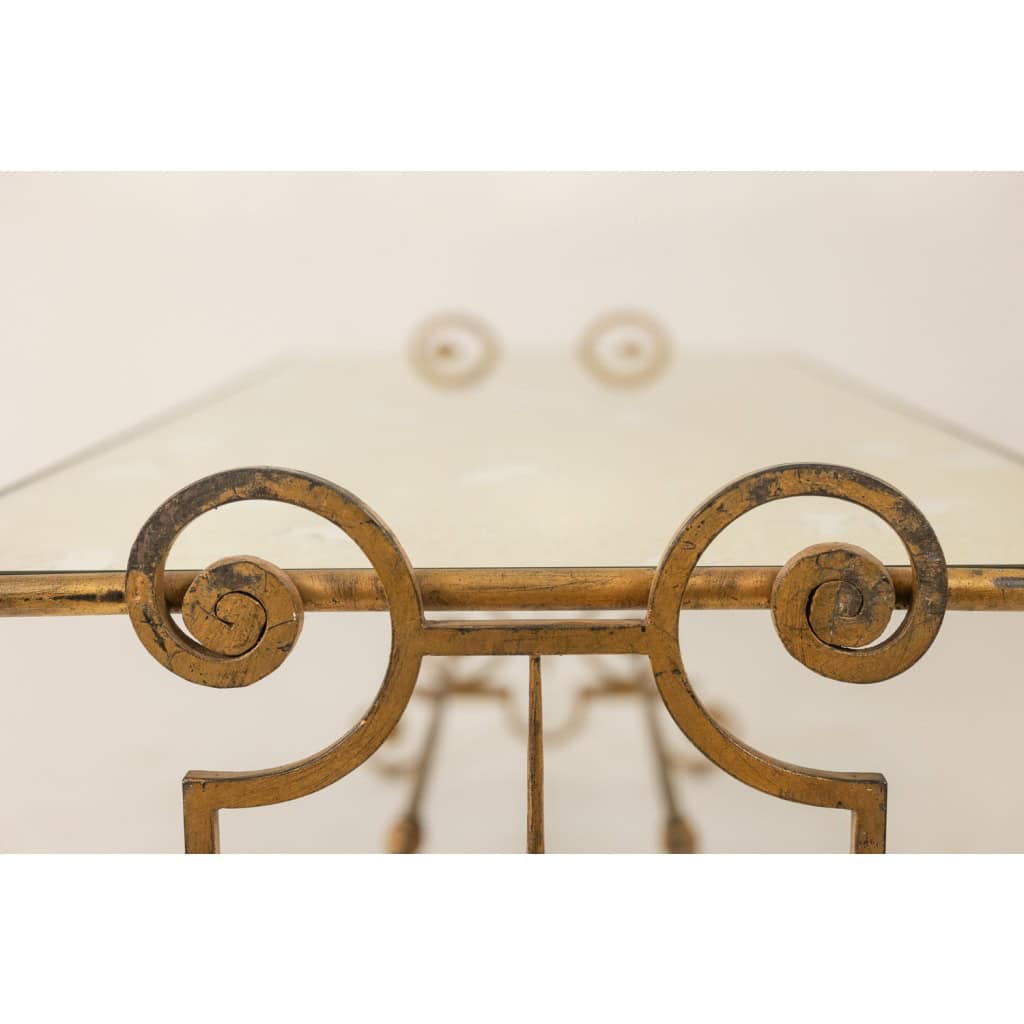 Table basse en fer forgé doré et plateau de verre églomisé. Années 1970 7