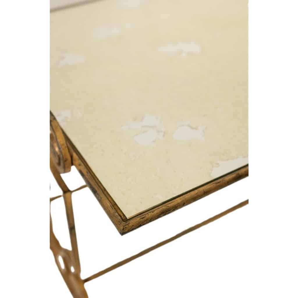 Table basse en fer forgé doré et plateau de verre églomisé. Années 1970 9