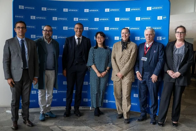 Ce lundi, le Maire Karim Bouamrane s’est rendu au siège de l’UNESCO, accompagné d’Adel Ziane, sénateur et conseiller municipal en charge du suivi du projet municipal, de Merry Liuzzo, adjointe déléguée à la Préservation et au Développement des Puces et de l’Artisanat, de Britt Pettersen, conseillère municipale déléguée au Tourisme et à l’Attractivité du territoire, de Medhy Allaouchiche-Gérault, président de l’association du MAP et directeur général du marché Biron, ainsi que d’Albert Rodriguez, président d’honneur du MAP.
Ensemble, ils ont porté haut la candidature du Marché aux Puces de Saint-Ouen à son inscription au patrimoine culturel immatériel de l’humanité.

Lieu unique au monde, cœur battant d’échanges, de savoir-faire et de diversité, les Puces de Saint-Ouen incarnent un patrimoine vivant, profondément enraciné dans l’histoire et l’identité audoniennes.
Reconnaître, transmettre et protéger cette richesse, c’est préserver l’âme de ce lieu mythique – premier marché d’antiquités au monde – qui fait rayonner la ville de Saint-Ouen.

Une démarche collective, portée avec passion par les commerçant·es, les pucier·es et leurs représentant·es, pour que vive l’esprit unique des Puces !

Photos 📸 : Jérôme Panconi
