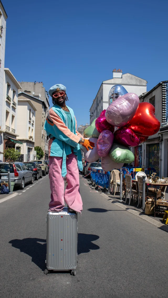 Aujourd’hui @femi_the_scorpion est venu transporter son bonheur au cœur des Puces de Saint-Ouen 🕺🏼

Bonne humeur, couleur et pep’s étaient au rendez-vous ✨